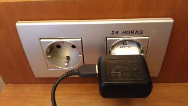 スペイン コンセント変換プラグはcタイプ 電圧2v Se型って 天国に一番近い個人旅行